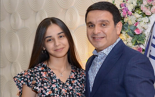 Qızı 620 bal toplayaraq tələbə oldu - Foto