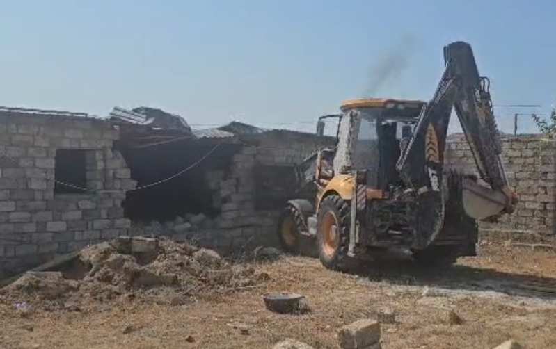Daha bir qanunsuz tikili söküldü - Video