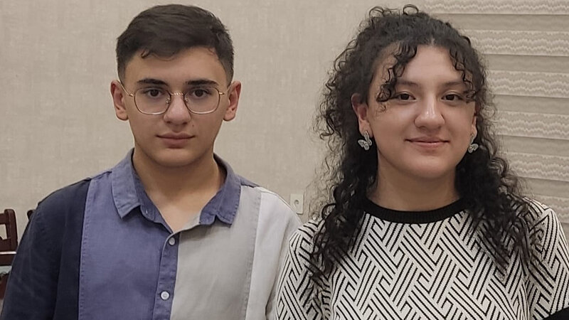 Əkiz bacı-qardaş eyni vaxtda tələbə oldu