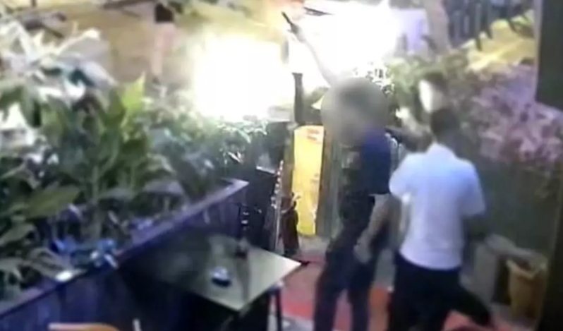 Restoranda telefon üstündə dava: 20 yaşlı gənc güllələndi