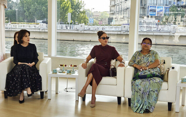 Mehriban Əliyeva liderlərin xanımları ilə gəmi gəzintisində - Fotolar