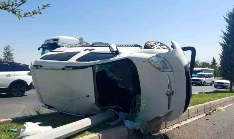 Sürücü idarəetməni itirdi, avtomobil aşdı