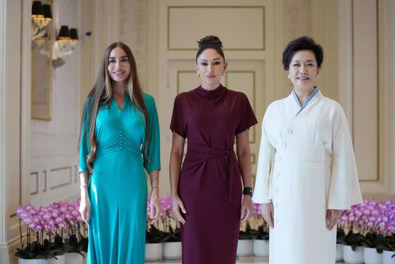 Mehriban Əliyeva liderlərin xanımları ilə gəmi gəzintisində - Fotolar