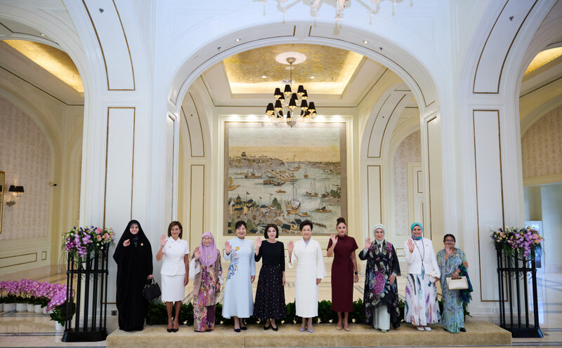 Mehriban Əliyeva liderlərin xanımları ilə gəmi gəzintisində - Fotolar