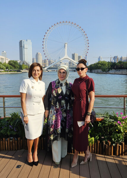 Mehriban Əliyeva ilə Anna Akopyan birgə şəkil çəkdirdi