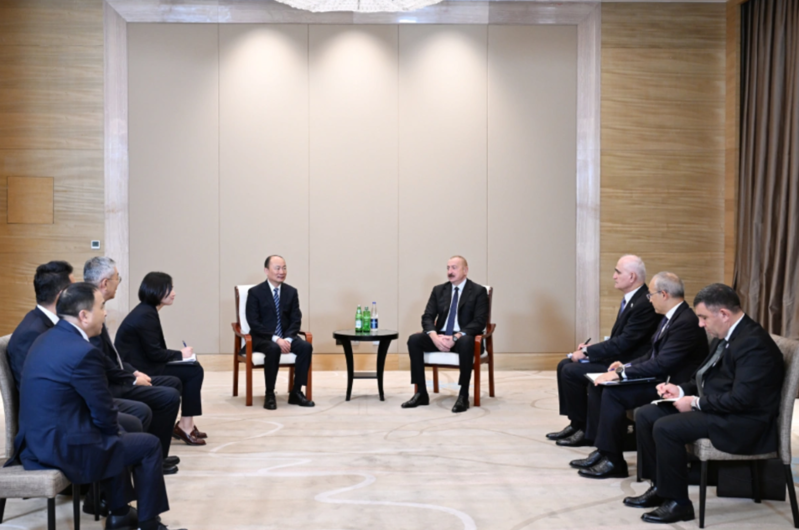 İlham Əliyev Tiencin şəhərində "China National Chemical Engineering" şirkətinin sədri ilə görüşüb