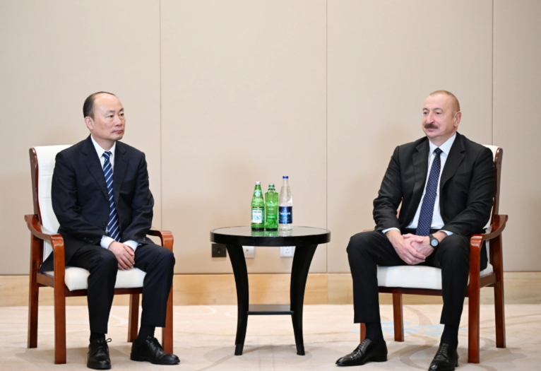 İlham Əliyev Tiencin şəhərində "China National Chemical Engineering" şirkətinin sədri ilə görüşüb