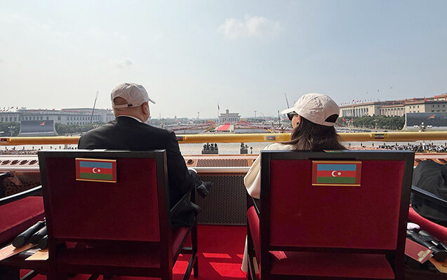 Prezidentlə xanımının paraddan maraqlı - Fotoları