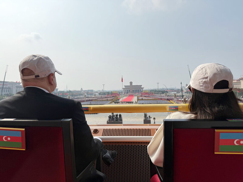 Prezidentlə xanımının paraddan maraqlı - Fotoları