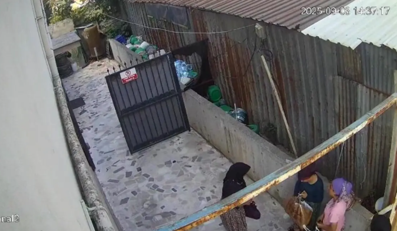 Küçədə geyimlərini dəyişən qadınların qeyri-adi hərəkəti diqqət çəkdi