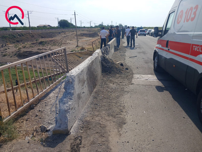 Maşın körpüdən aşdı, hərbçi olan sürücü öldü - Fotolar