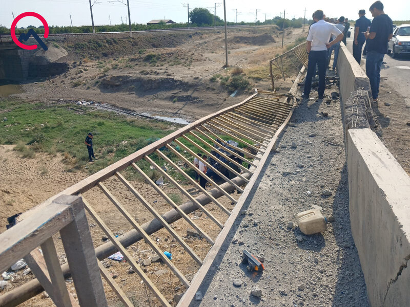 Maşın körpüdən aşdı, hərbçi olan sürücü öldü - Fotolar