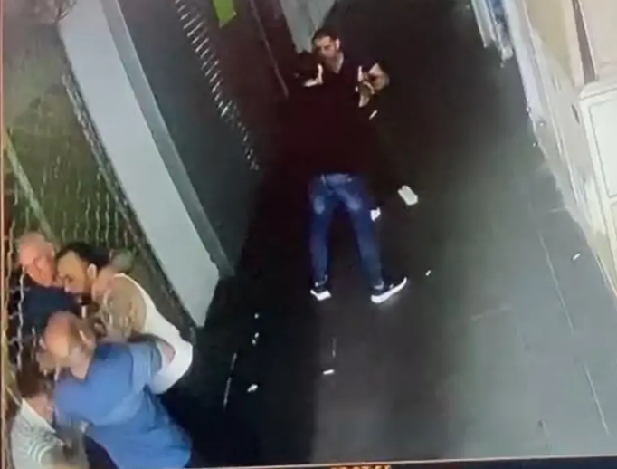 İki kişinin qadına hücumu təhlükəsizlik kamerasına belə düşdü - VİDEO