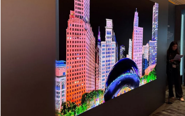 Dünyada ilk ikitərəfli televizor təqdim edildi