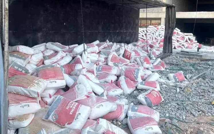 Yük maşını aşıdı, sürücü yaralandı