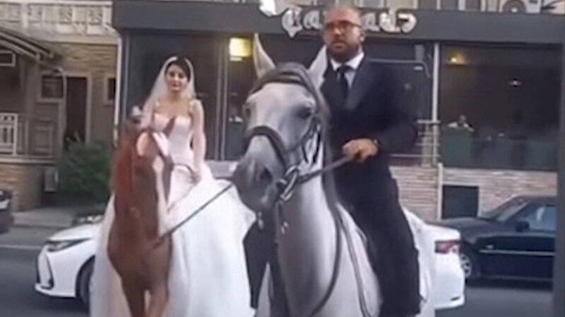 Bakıda bəylə gəlin toya at belində getdi (VİDEO)