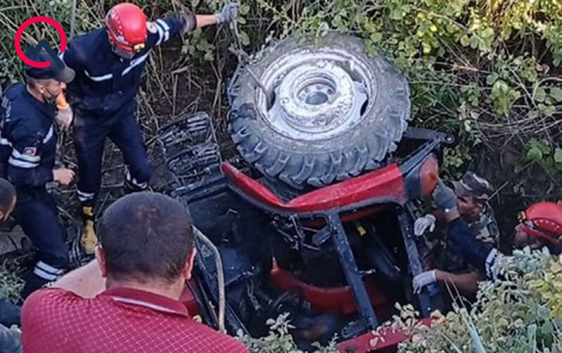 Laçında traktor dərəyə aşdı, ölən var