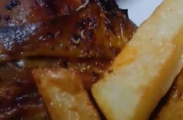 Əhmədlidə restoranda yeməyin içindən QURD ÇIXDI, AQTA nəzarətə götürdü