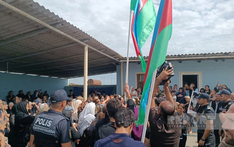 İtkin düşən şəhidlərimiz dəfn olunur - Fotolar - Yenilənir