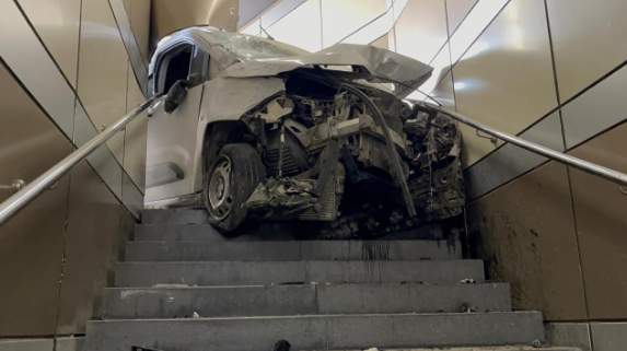Təkəri partlayan avtomobil metroya daxil oldu - VİDEO