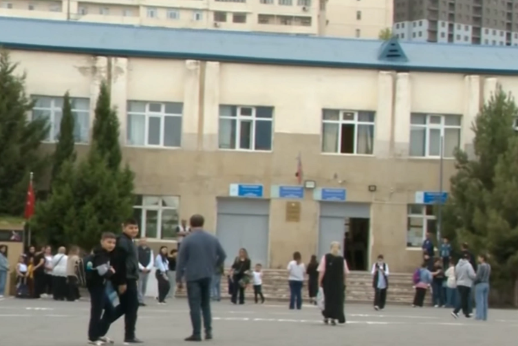 Bakıda məktəbdə summativ pulu yığılır? - İDDİA