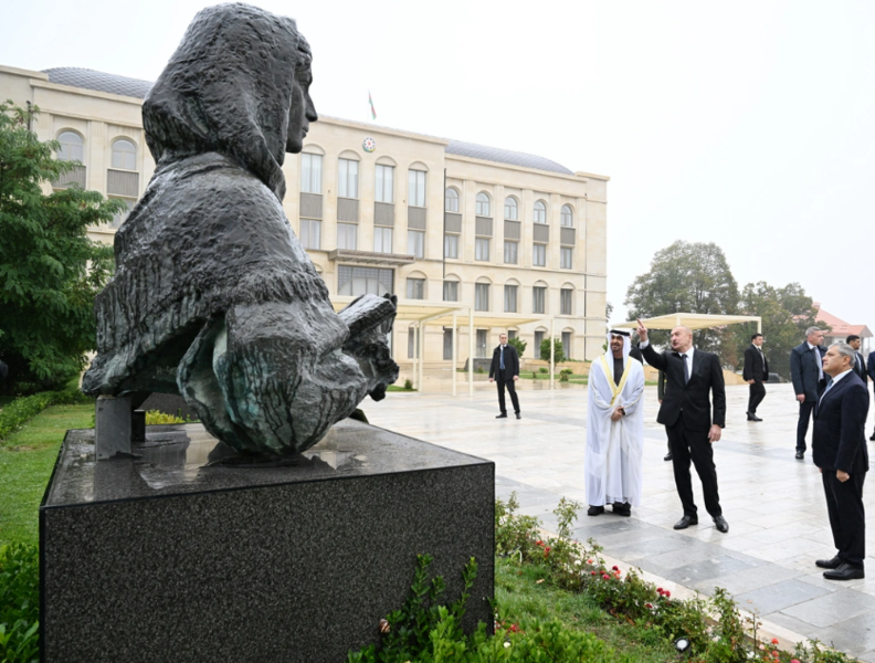 Azərbaycan və BƏƏ prezidentləri Şuşada güllələnmiş heykəllərə baxıblar