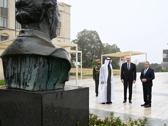 Azərbaycan və BƏƏ prezidentləri Şuşada güllələnmiş heykəllərə baxıblar