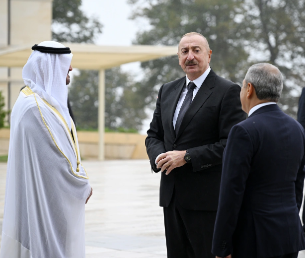 Azərbaycan və BƏƏ prezidentləri Şuşada güllələnmiş heykəllərə baxıblar