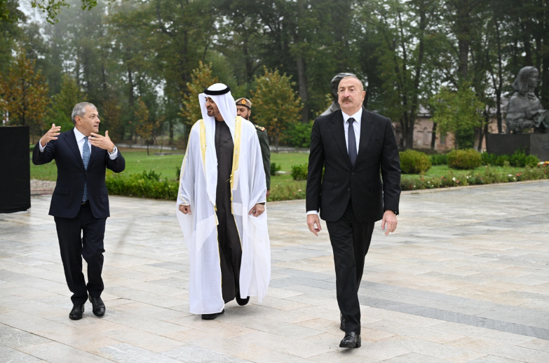 Azərbaycan və BƏƏ prezidentləri Şuşada güllələnmiş heykəllərə baxıblar