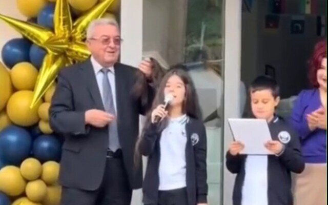 Məktəblinin uzun saçı keçmiş nazirin diqqətini çəkdi (VİDEO)