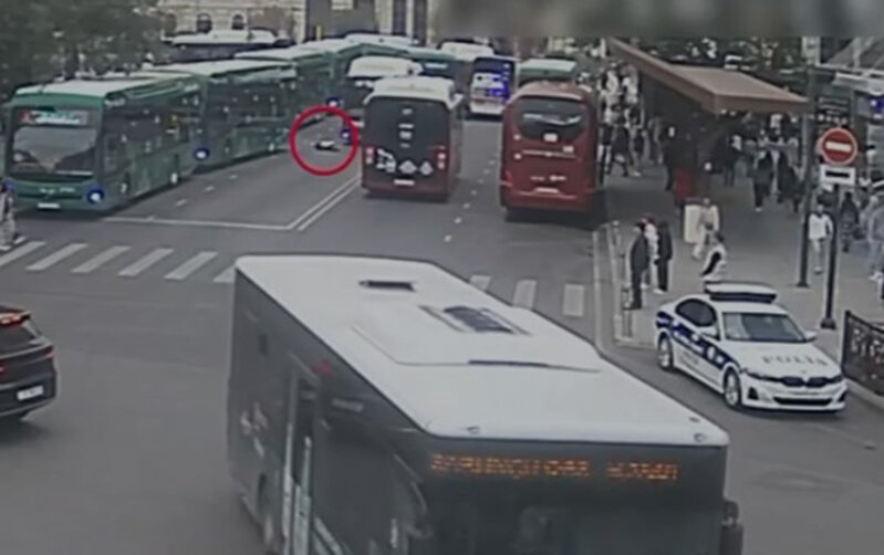 "28 May"da avtobusun qadını vurduğu hadisənin - Videosu-Yenilənib