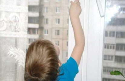 Naxçıvanda beşyaşlı qız binadan yıxıldı, vəziyyəti ağırdır