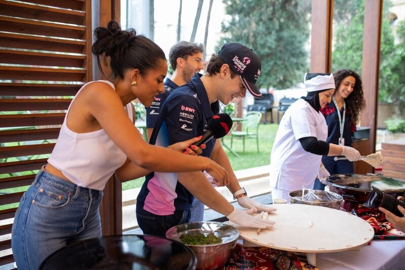 Formula 1 pilotları qutab bişirdi - Video