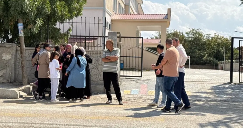 Məktəbə basqın etdi: tanımadığı müəllimi bıçaqladı