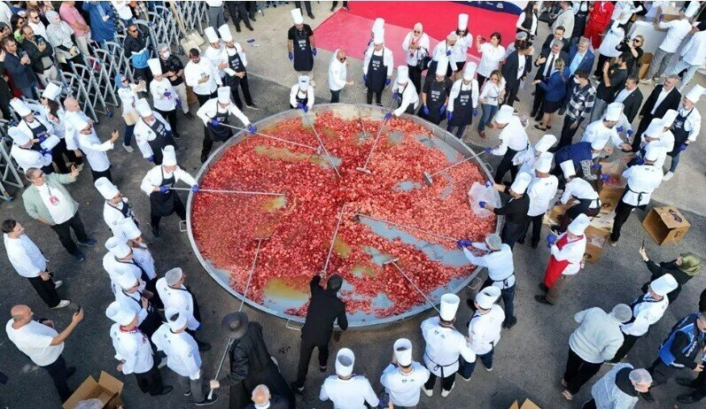 2 tonluq kolbasalı yumurta "Ginnesin Rekordlar Kitabı"na düşdü - Fotolar