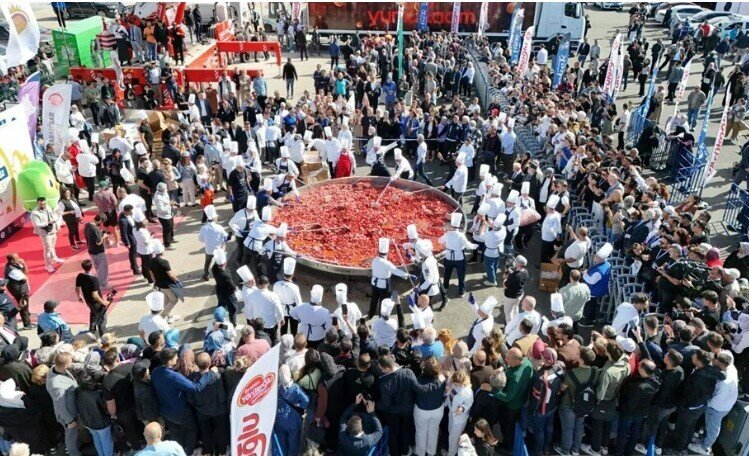 2 tonluq kolbasalı yumurta "Ginnesin Rekordlar Kitabı"na düşdü - Fotolar