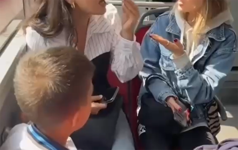 Avtobusda qızlar arasında əlbəyaxa dava - Video