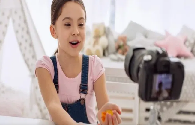 "YouTube" uşaq blogerlərin videolarını niyə silir?