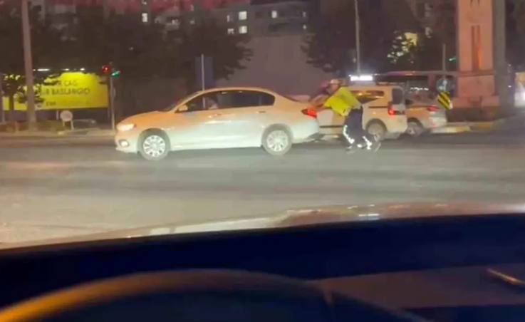 Polislər vətəndaşın işləməyən avtomobilini hərəkətə gətirdi