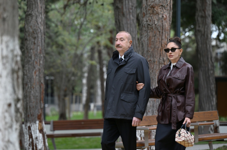 İlham Əliyev və Mehriban Əliyeva Bakının Nərimanov rayonunda salınan yeni parkın açılışında iştirak ediblər