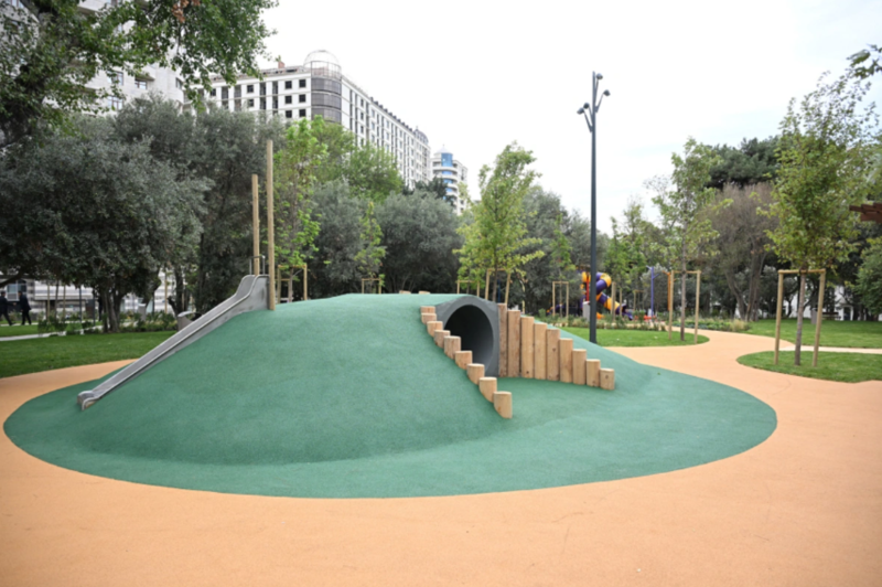 İlham Əliyev və Mehriban Əliyeva Bakının Nərimanov rayonunda salınan yeni parkın açılışında iştirak ediblər