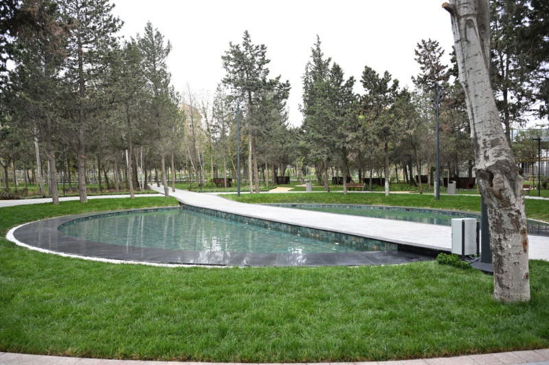 İlham Əliyev və Mehriban Əliyeva Bakının Nərimanov rayonunda salınan yeni parkın açılışında iştirak ediblər