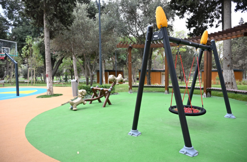 İlham Əliyev və Mehriban Əliyeva Bakının Nərimanov rayonunda salınan yeni parkın açılışında iştirak ediblər