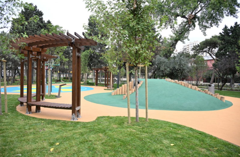 İlham Əliyev və Mehriban Əliyeva Bakının Nərimanov rayonunda salınan yeni parkın açılışında iştirak ediblər