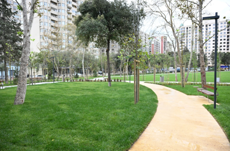 İlham Əliyev və Mehriban Əliyeva Bakının Nərimanov rayonunda salınan yeni parkın açılışında iştirak ediblər