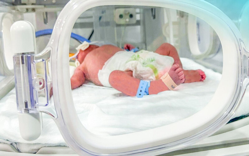 Uşaq həkim səhvindən problemli doğulub? - "Pərvin Xəlilova əməllərini pərdələyir"