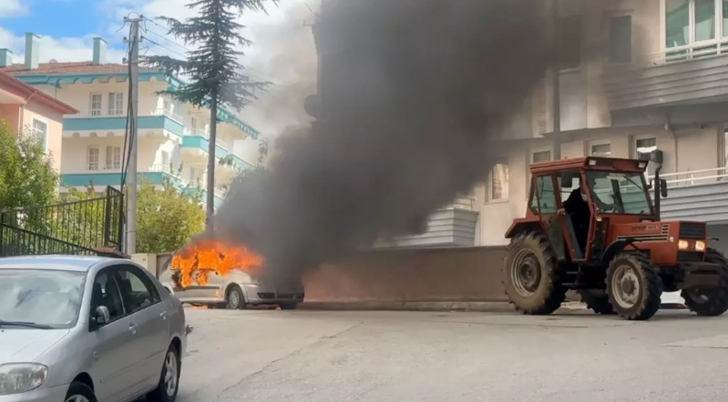 Qadın dini nikahda olduğu kişinin avtomobilini yandırdı