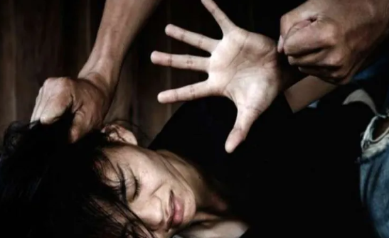 Bakıda 45 yaşlı kişi küçədə sevgilisini döyüb dodağını partlatdı - SƏBƏB