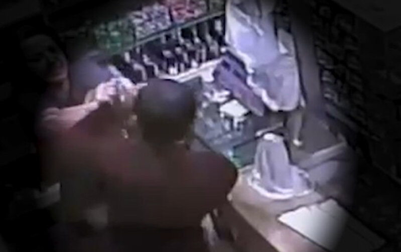 Bakıda qadın satıcı marketə girən oğru ilə əlbəyaxa oldu - Video