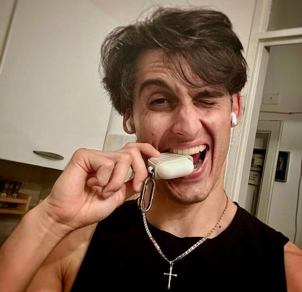 Keşişə qəribə QADAĞA: əzələlərini göstərmə... - VİDEO